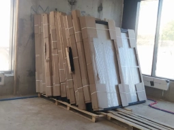 Разгрузили партию дверей