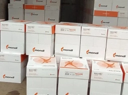 Разгрузили офисную бумагу в коробках